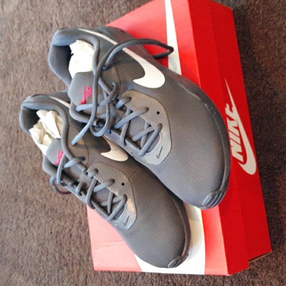 Mens Nike tennis shoes size 9